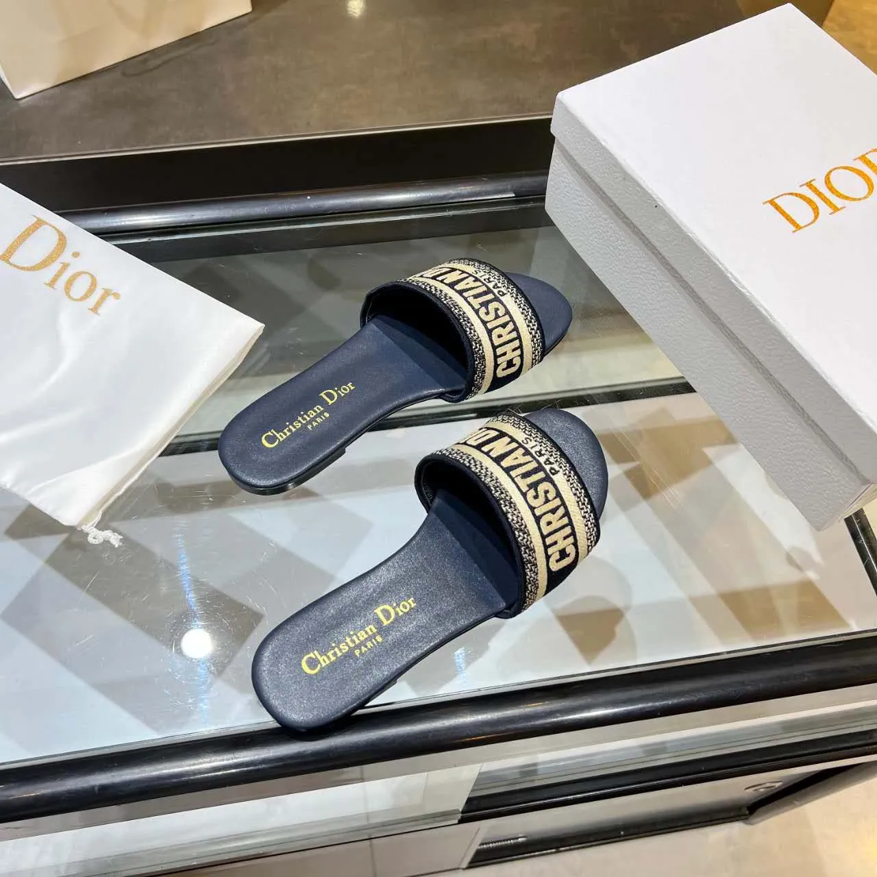 👟👟Ex-factory price👟👟Ex-factory price 360👟👟 (Dior) Dior counter new color women's flat slippers.💥 💥 💥 Fashionable and novel. Simple and elegant yet elegant. [Rose] [Rose] [Rose] The original version is developed at 1:1, and the material is the same as the original version. Color. Black. Red. Pink. Blue..., code number 35-40. (41 can be customized)